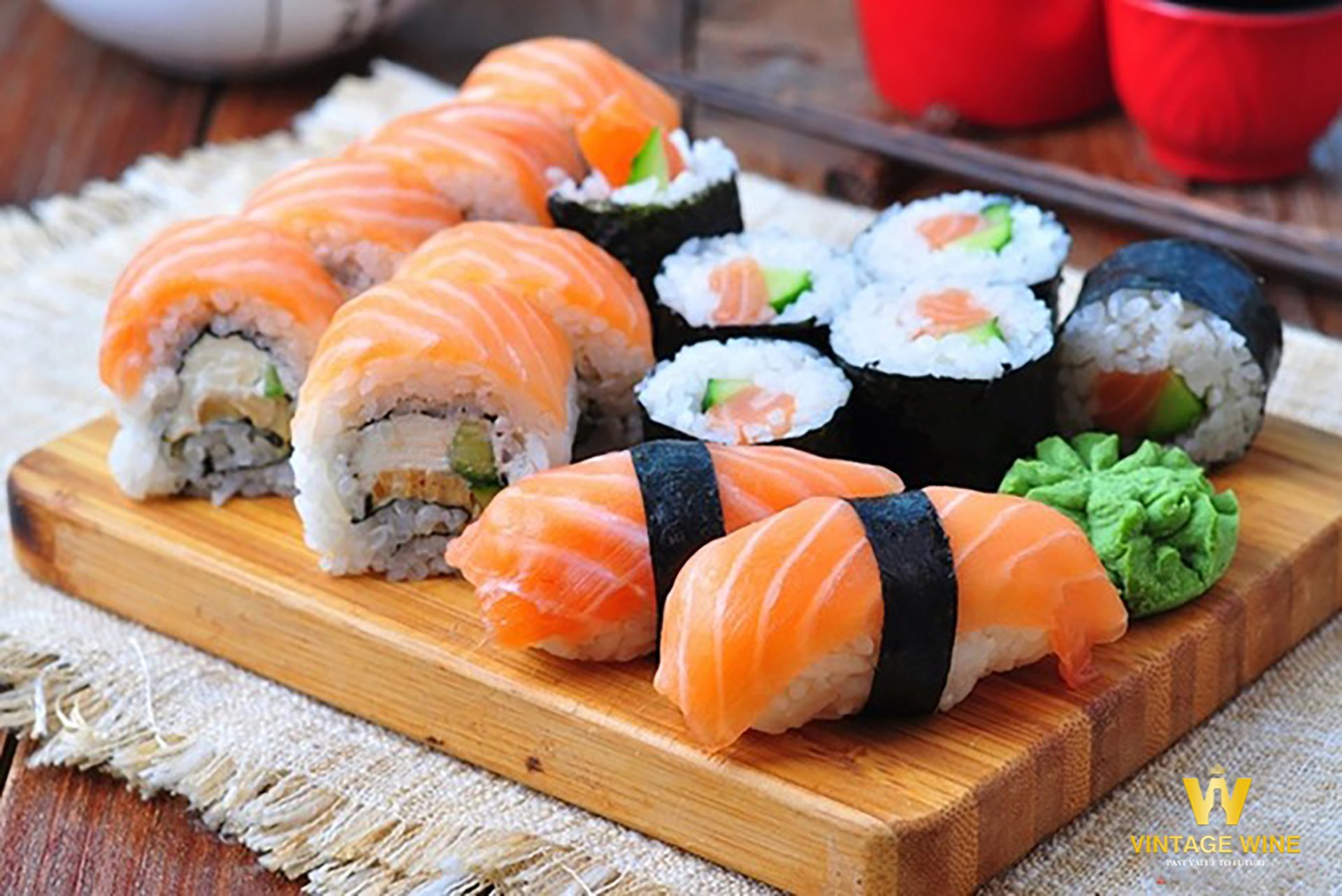 Uống rượu vang gì với sushi ?