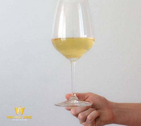 Cầm ly rượu vang bằng cách tạo đòn bẩy giữa ngón cái và các ngón còn lại