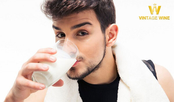 Say rượu có nên uống sữa không?