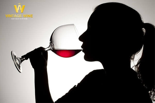 Cách lắc rượu vang trước khi uống