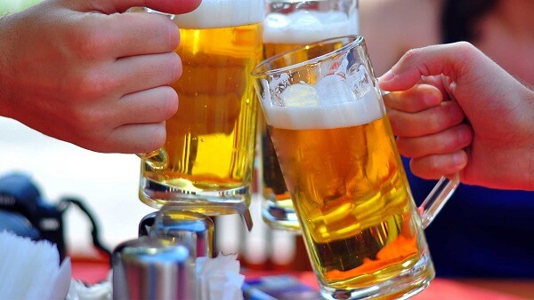 Ăn cơm trước khi uống rượu bia là cách uống rượu không say