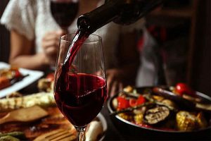 Tác dụng của rượu vang trong nấu ăn: Ưu điểm và cách sử dụng