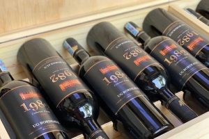 Hướng dẫn sử dụng và bảo quản rượu vang 1982 UG Bordeaux
