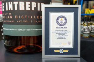 giấy chứng nhận từ Tổ chức Kỷ lục thế giới Guinness cho chai whisky lớn nhất thế giới