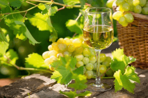 rượu vang trắng làm từ gì?