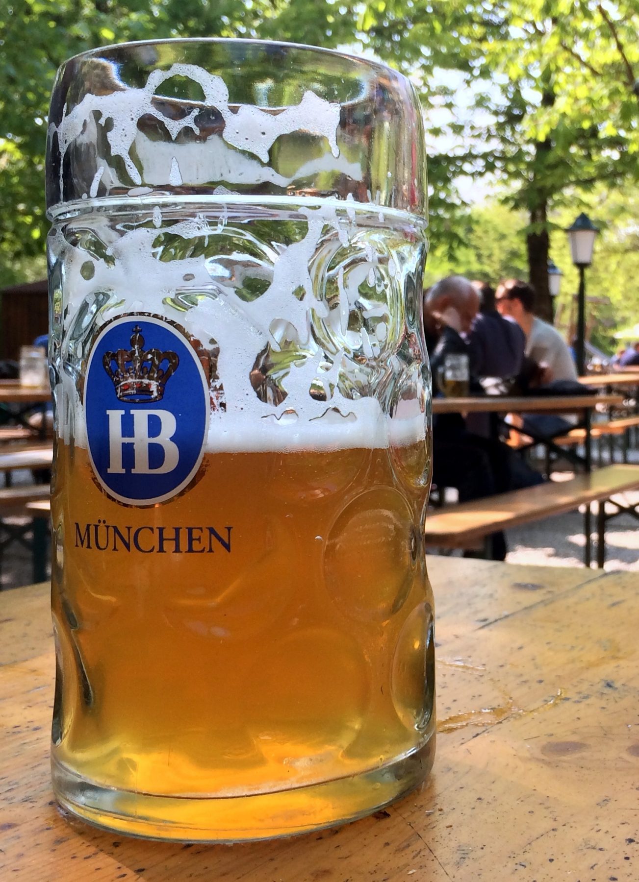 Cốc bia Maß dung tích một lít ở Oktoberfest