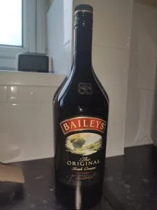 Chai Baileys Original Irish Cream đứng thẳng