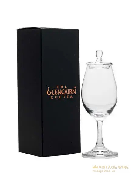 Ly Glencairn Copita có nắp thuỷ tinh đứng cạnh hộp giấy màu đen in chữ The Glencairn Copita