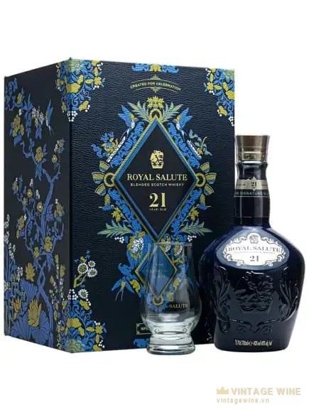 Hộp quà Royal Salute 21 năm màu xanh đen hoạ tiết hoa vàng, chai sứ xanh đen đặt cạnh một ly thưởng rượu