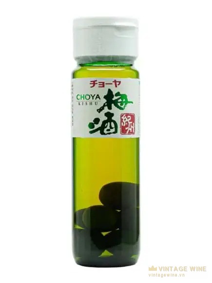 Chai rượu mơ Choya Umeshu Kishu thủy tinh xanh lá, nắp trắng, bên trong có mấy quả mơ xanh ngâm