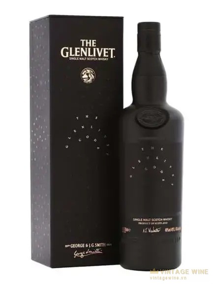 Chai Glenlivet Code màu đen cạnh hộp đen