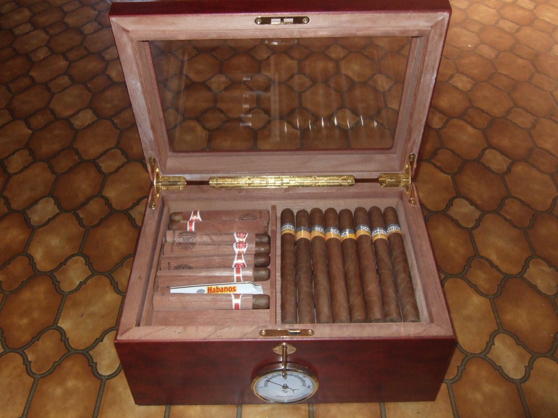 Xì gà Cuba xếp trong humidor