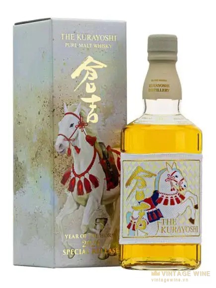 Chai The Kurayoshi Pure Malt cạnh hộp vẽ ngựa trắng, nhãn chai cũng vẽ ngựa và chữ Year of the Horse