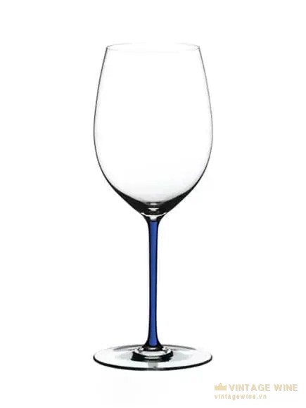 Ly vang đỏ bầu lớn, cuống dài - nên cầm theo cuống khi ở tiệc trang trọng