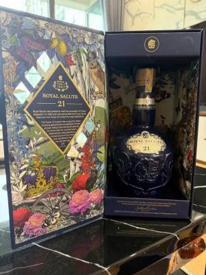 Royal Salute 21 Years — The Signature Blend (Thanh Lý)