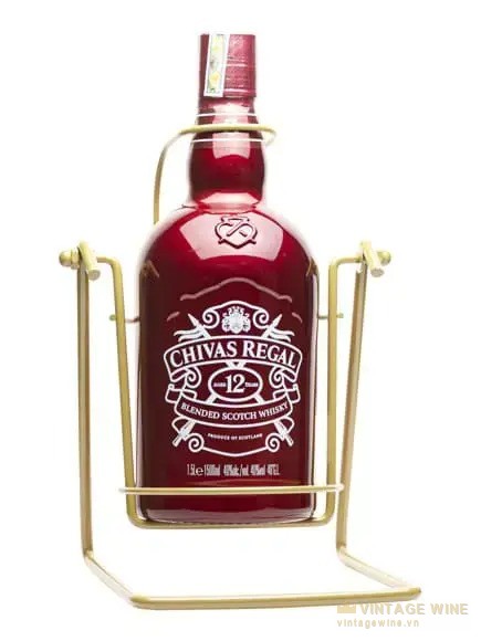 Chai Chivas 12 năm 1.5L màu đỏ trên giá đỡ vàng, bình rượu chưng Tết