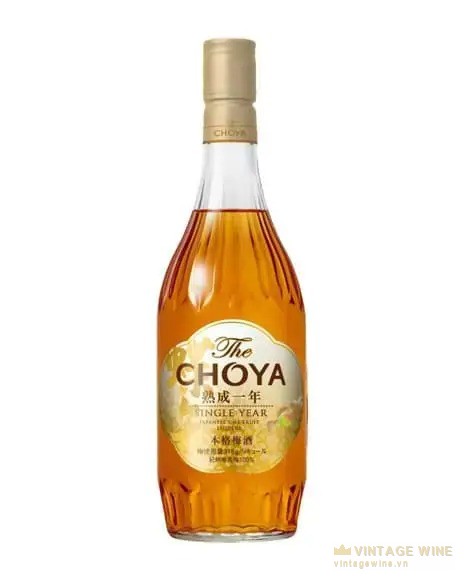 Chai rượu mơ The Choya Single Year màu hổ phách, nắp vàng, nhãn trắng chữ đen