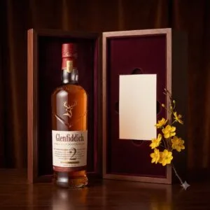 Ảnh minh họa set quà biếu whisky: chai Glenfiddich 12 năm, hộp gỗ lót nhung, thiệp và cành hoa mai