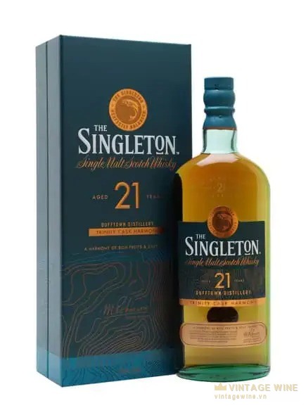 Chai Singleton 21 năm cạnh hộp xanh đậm