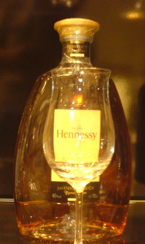 Chai Cognac Hennessy và ly