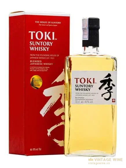 Chai Toki Suntory Whisky cạnh hộp đỏ in chữ Toki