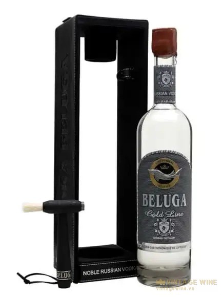Chai Beluga Gold Line cổ bịt sáp đỏ nâu, đứng cạnh hộp da đen có cây cọ phủi sáp