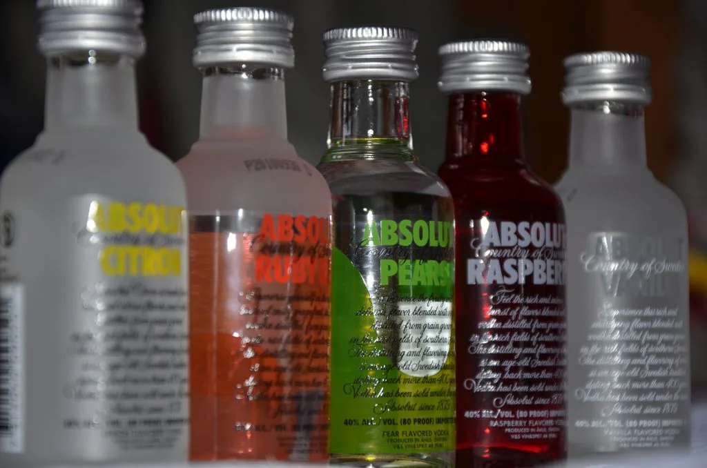 Các chai vodka Absolut đứng thẳng, nhiều vị