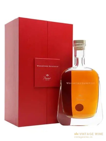 Bình pha lê Woodford Reserve Baccarat Edition đặt cạnh hộp đỏ