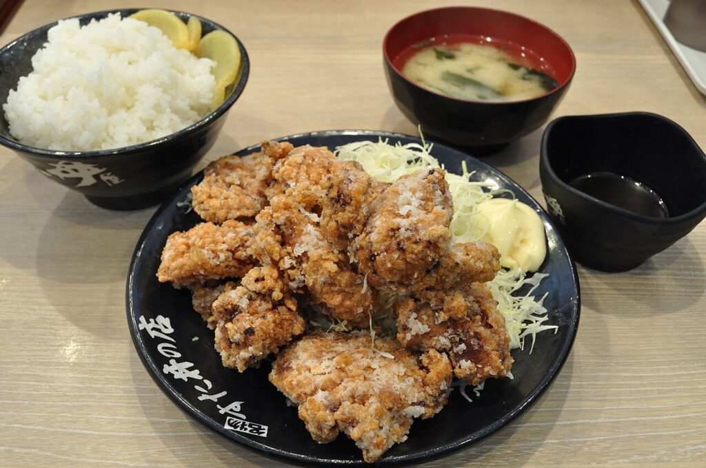 Gà rán karaage, món nhắm whisky hợp ly highball whisky Nhật