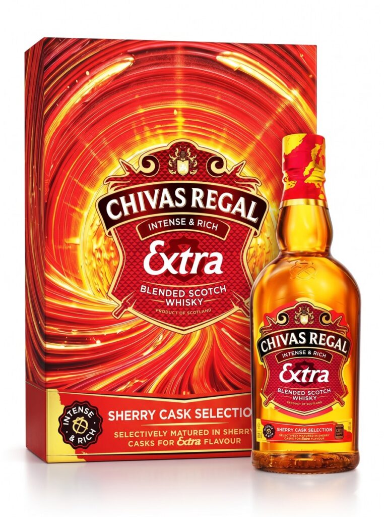 Hộp quà Tết 2027 màu đỏ cam của Chivas Regal Extra Sherry Cask Selection, chai Chivas Extra đứng bên phải hộp