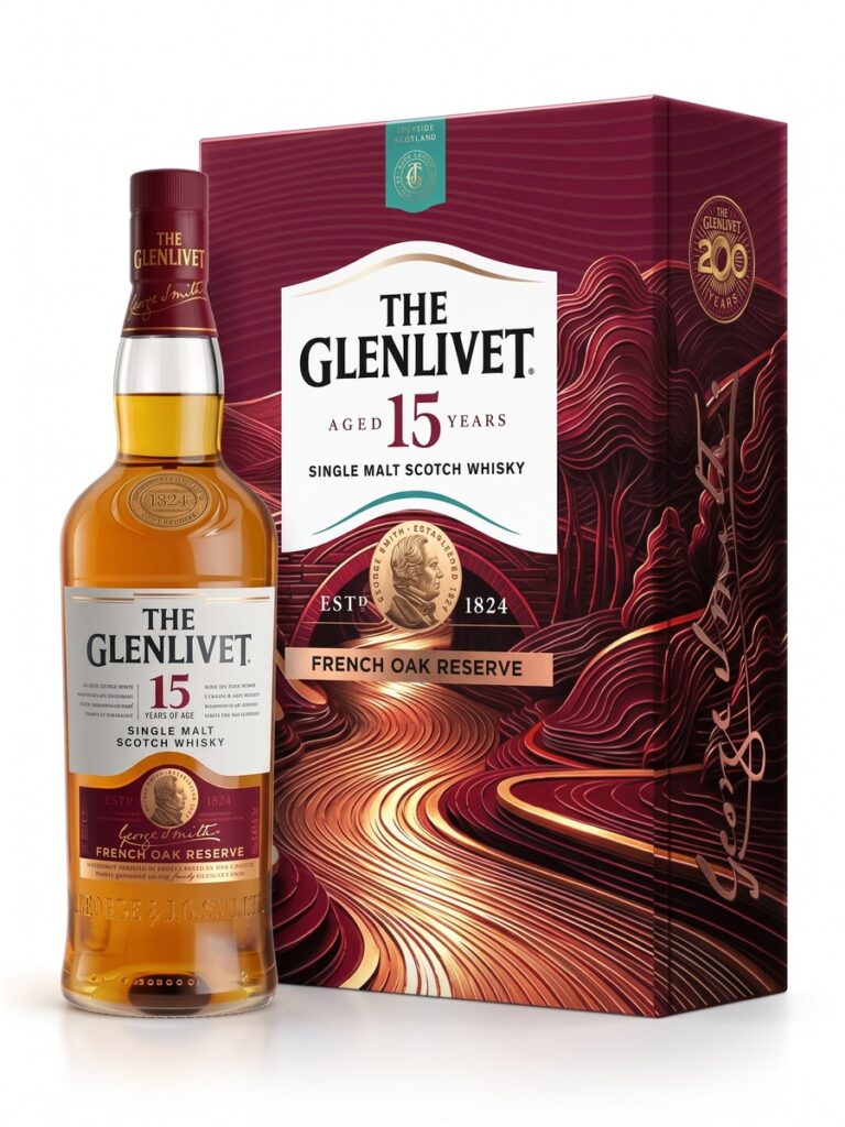 Chai The Glenlivet 15 năm cạnh hộp quà màu đỏ đậm