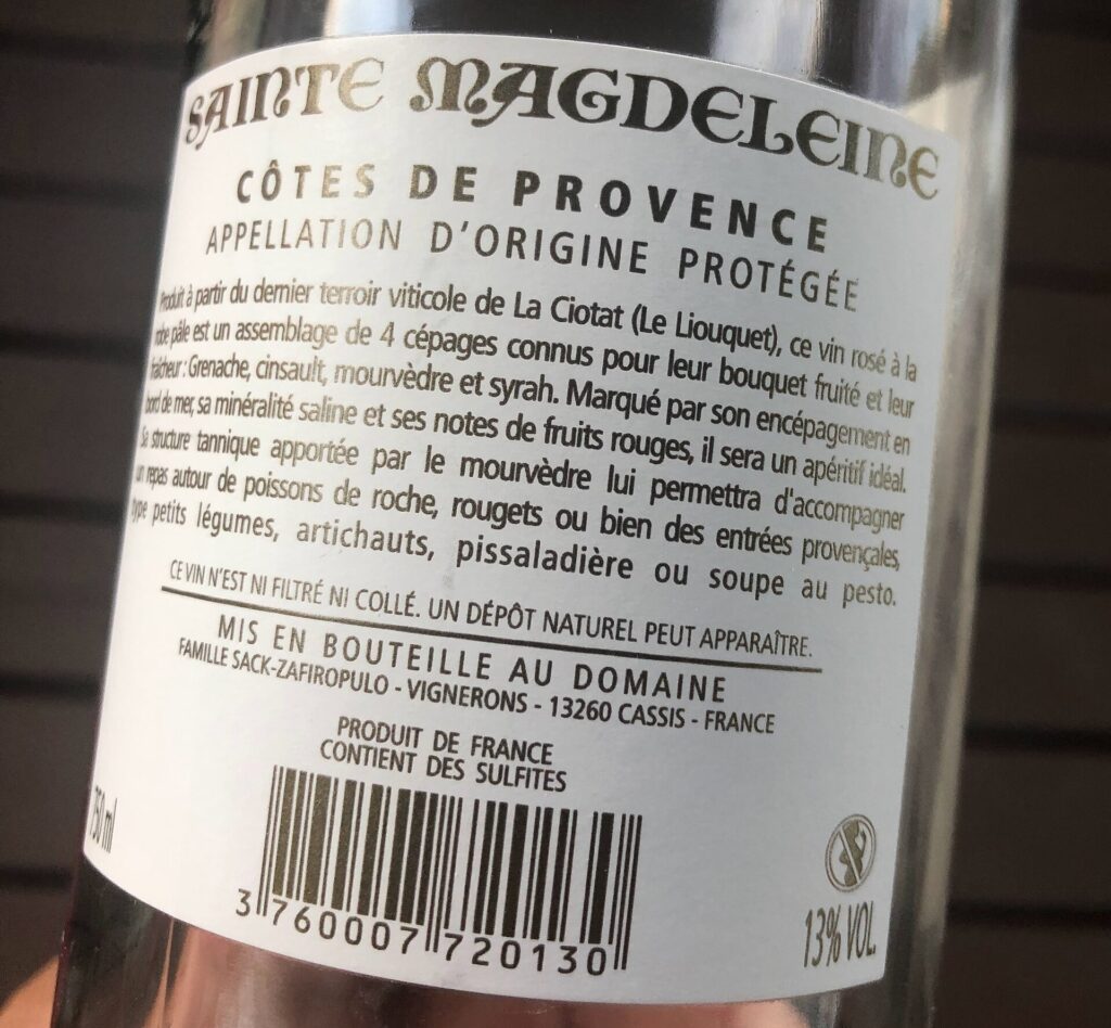 Nhãn sau chai vang hồng Côtes de Provence ghi Mis en bouteille au domaine và mã vạch bắt đầu bằng 376