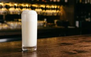Ramos Gin Fizz với lớp bọt trắng nhô cao trên miệng ly highball