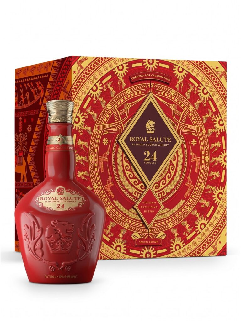 Hộp quà Tết 2027 Royal Salute 24 năm và bình rượu